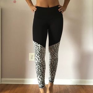 Strut this white cat legging